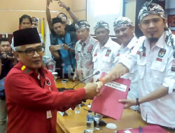 Bapaslon Bamunas-Edo Serahkan Berkas Pendaftaran ke KPU Kota Cirebon