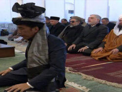 Jokowi Menjadi Imam Saat Shalat Dzuhur Bersama Presiden Afghanistan