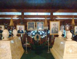 Para Pengagum Soeharto Menziarahi Makam Soherto di 10 Tahun Wafatnya