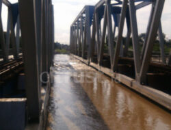 Luapan Kali Cisanggarung, sentuh Bibir Jembatan Rel Kereta Api