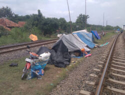 Korban Banjir Bertahan Hidup di Antara Rel Kereta Api