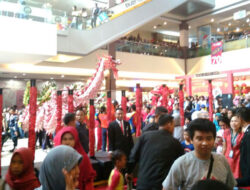 Barongsai Naga Mas Berlaga di Grage City Mall Pada Hari Imlek