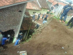 Babinkamtibmas Mengunjungi Bekas Tanah Longsor