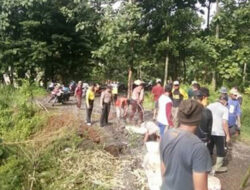 Polisi Bersama Warga Kerja Bakti Perbaiki Jalan Amblas di Desa Cikidang