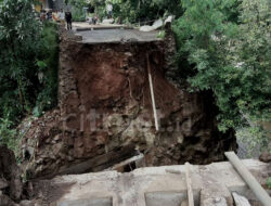 Jembatan Cikaroya Ambruk, Akses Jalan Dua Kecamatan Putus