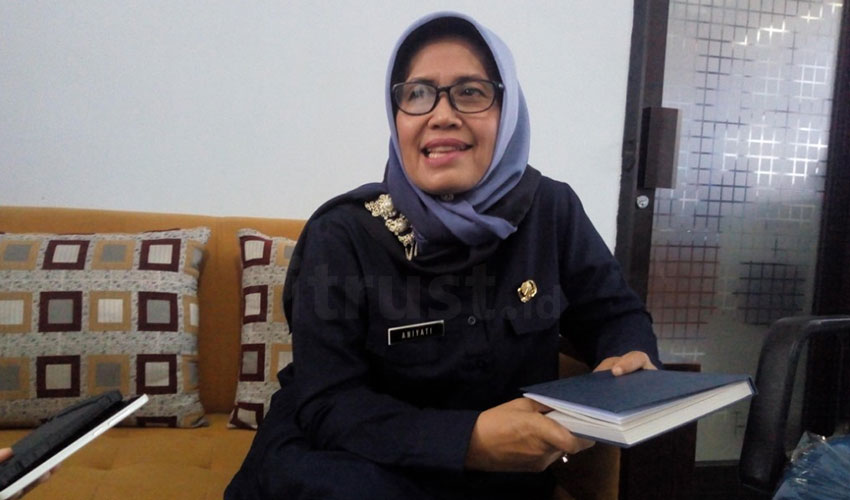 Kepala-Sekolah-SMPN-6-Kota-Cirebon,-Aniyati