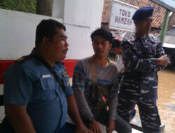 Terjunkan 10 Pasukan, LANAL Cirebon Bantu Korban Banjir di Desa Pengarengan