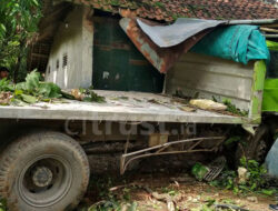 Rem Blong, Truk Tronton Hantam Rumah hingga Jebol