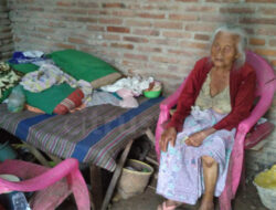 Hidup sebatang Kara di Bantaran Sungai, Rumah Nenek Kasmi Terendam Banjir