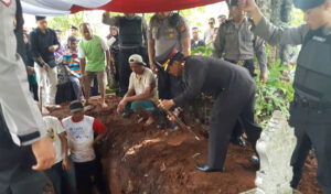 Pemakaman-anggota-Polri