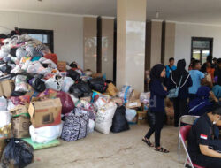 Usai Banjir di Ciledug Lor, Berbagai Perabot Rumah Teronggok di Jalan