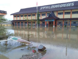 Akibat Banjir, Gapura SMPN 1 Losari Brebes Rusak