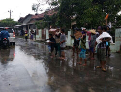 Warga Korban Banjir Berkumpul di Jalan Menanti Bantuan