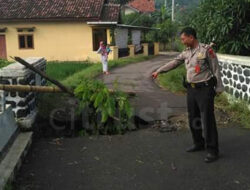 Akibat Hujan Deras,  Sebuah Jembatan Amblas Di Majalengka