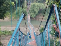 Jembatan Gantung di Kecamatan Leles, Cianjur Putus dan 12 Orang Warga Luka