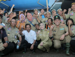 Mensos Bagikan Uang dan Sembako Kepada Korban Banjir