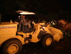 Terjang Jembatan hingga Putus, Kapolres Majalengka Cek Lokasi Longsor