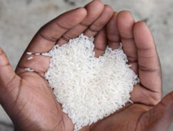 Polisi Bagikan Beras Sejahtera ke Masyarakat