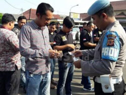 Kasi Propam Polres Majalengka Cek Kelengkapan Surat dan Senpi