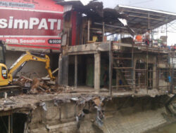 Mengembalikan Fungsi Irigasi, Dua Rumah Warga Digusur