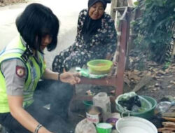 Polwan Majalengka Bantu Ema Endas Jual Serabi