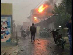 Tersambar Petir, Satu Rumah di Ciremai Giri Kota Cirebon Terbakar