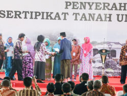 Sebanyak 50 Warga Kota Cirebon Terima Sertifikat Tanah dari Jokowi