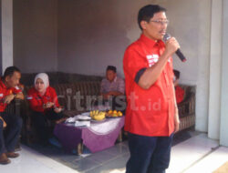 Sunjaya Umbar Janji Perbaiki Jalan di Desa Batembat Cirebon