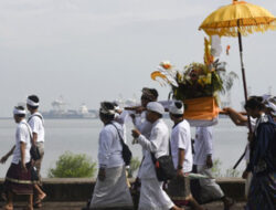 Sebelum Nyepi Umat Hindu Melakukan Upacara Melasti