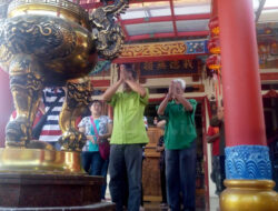 Peringati Ulang Tahun Dewa, Ratusan Umat Bersembahyang di Vihara Dharma Sukha Plered