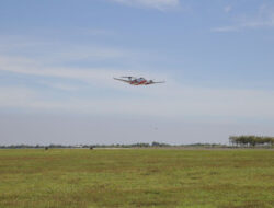 Pendaratan Pertama Pesawat di Bandara Kertajati Berjalan Mulus