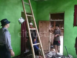 Anggota Polsek Banjaran Cek Kebakaran Akibat Tabung Gas Bocor