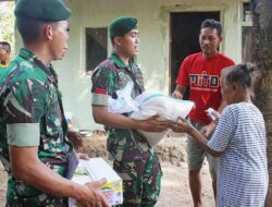 TNI Bagikan Zakat ke Masyarakat Tidak Mampu