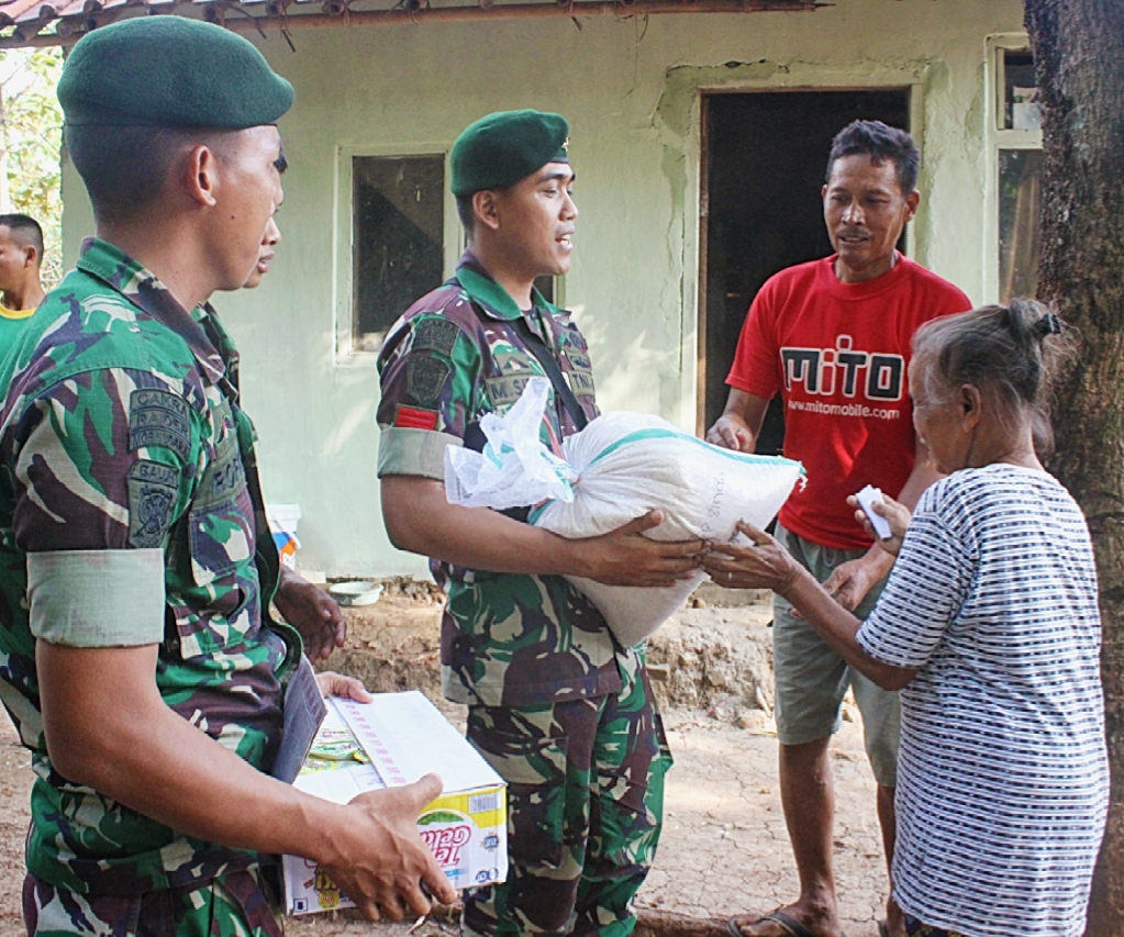TNI bagikan zakat