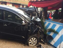 Avanza Seruduk Pick Up Pemudik di Majalengka, 3 Orang Dilarikan ke RS