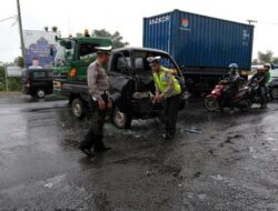 Jalanan Licin, Mobil Pickup Hantam Truk
