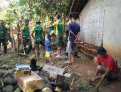 Tinggal di Gubuk yang Hampir Roboh, Nenek Jompo Dapat Bantuan dari TNI