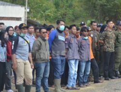 Ratusan Mahasiswa Bersihkan Sampah di Sungai Cijurai