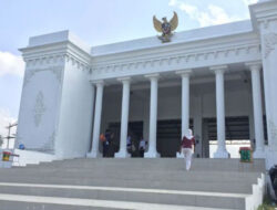 Kantor Desa Berbentuk Istana Presiden