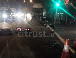 Bruk! Truk Bermuatan Semen Tabrak Tiang Traffic Light Sunyaragi