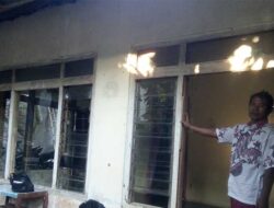 Gerombolan Orang Berseragam  Suporter Bola Rusak Rumah Warga