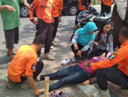 Tabrak Mobil dari Belakang, Pengendara Motor Dilarikan ke RS