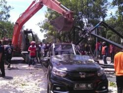 Angin Kencang Terjang Pohon dan Papan Reklame, Timpa Mobil dan Sepeda Motor