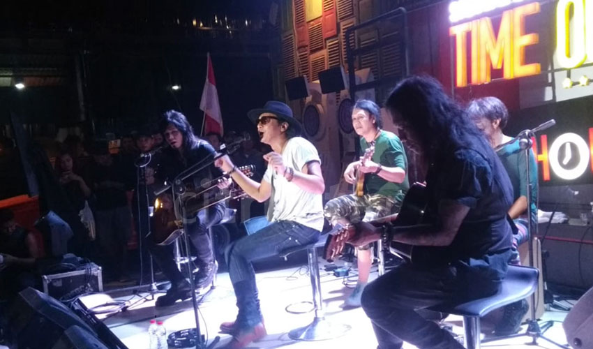 Pecah!/rif Band Sukses Hibur Ratusan Penggemar di Cirebon