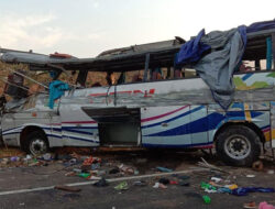 Bus Terguling di Pintu Masuk Tol Ciledug, Tiga Tewas Puluhan Luka