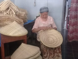 Nenek Tarmi Puluhan Tahun Membuat Anyaman Bambu