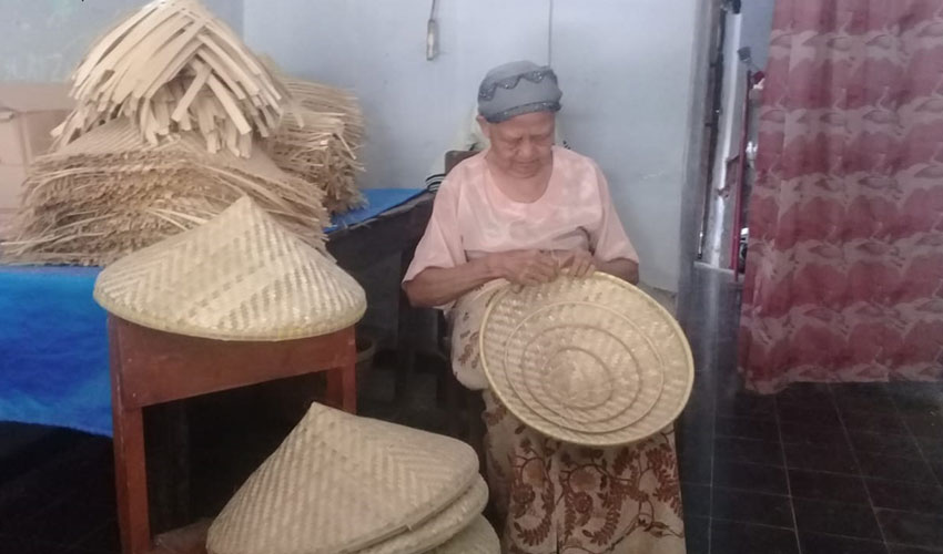Perajin-topi-petani