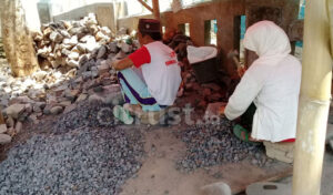 Emod dan Inah Bertahan Hidup dengan Batu Split