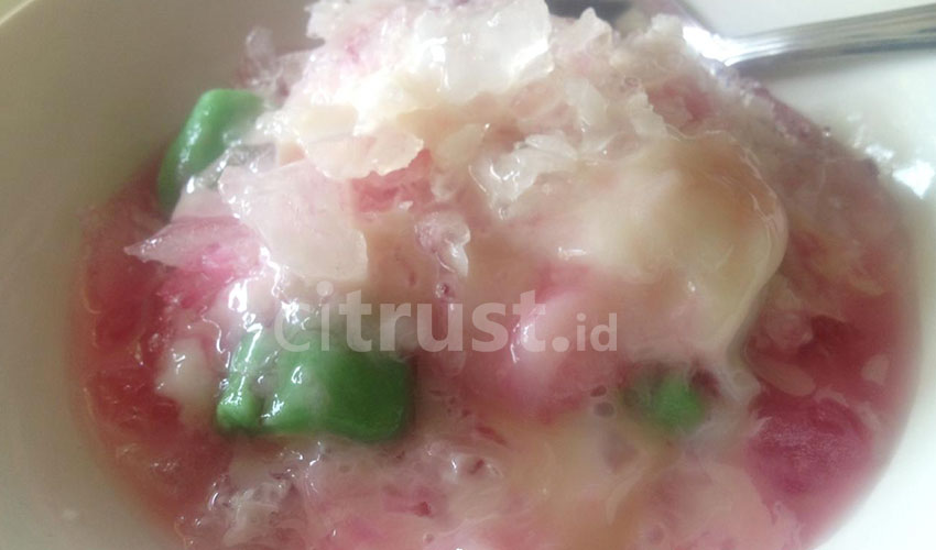Lembut Segar Es Pisang Ijo Asli Bugis
