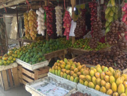 Harga Buah-buahan di Pasar Kalitanjung Kota Cirebon Melonjak